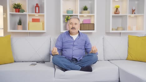 Alter-Mann-Meditiert-Zu-Hause.